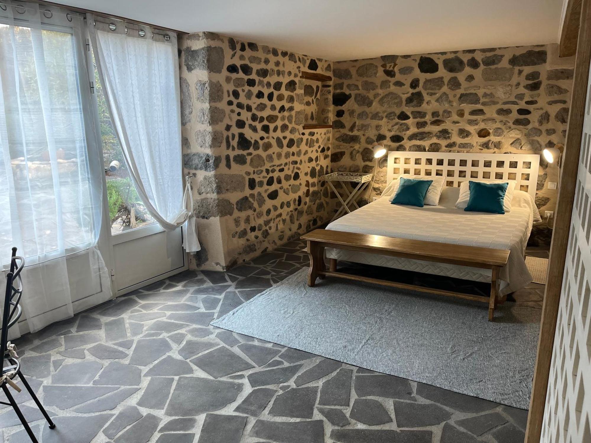 Hotel La Cour Carree à Perrier Extérieur photo