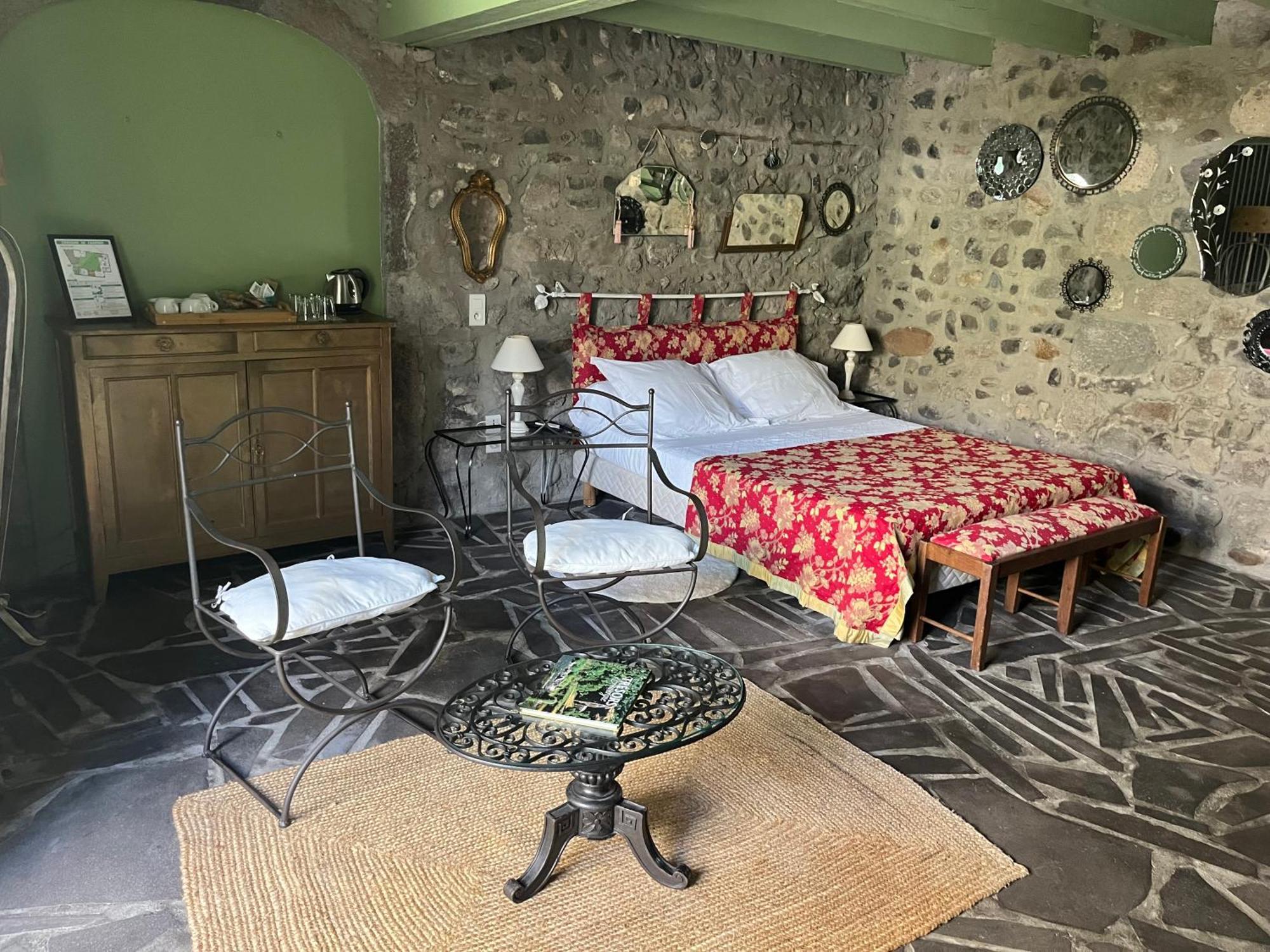Hotel La Cour Carree à Perrier Extérieur photo