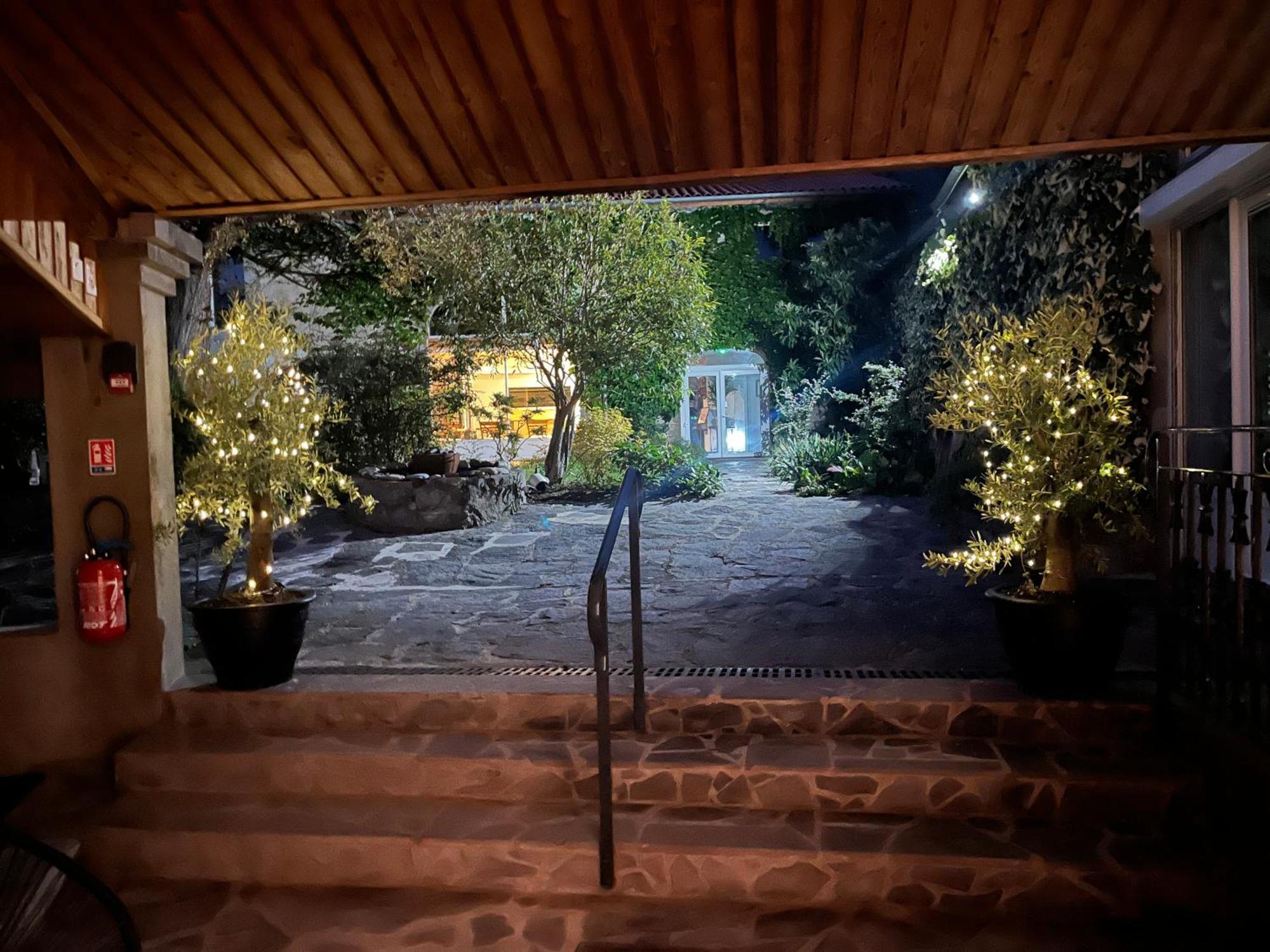 Hotel La Cour Carree à Perrier Extérieur photo