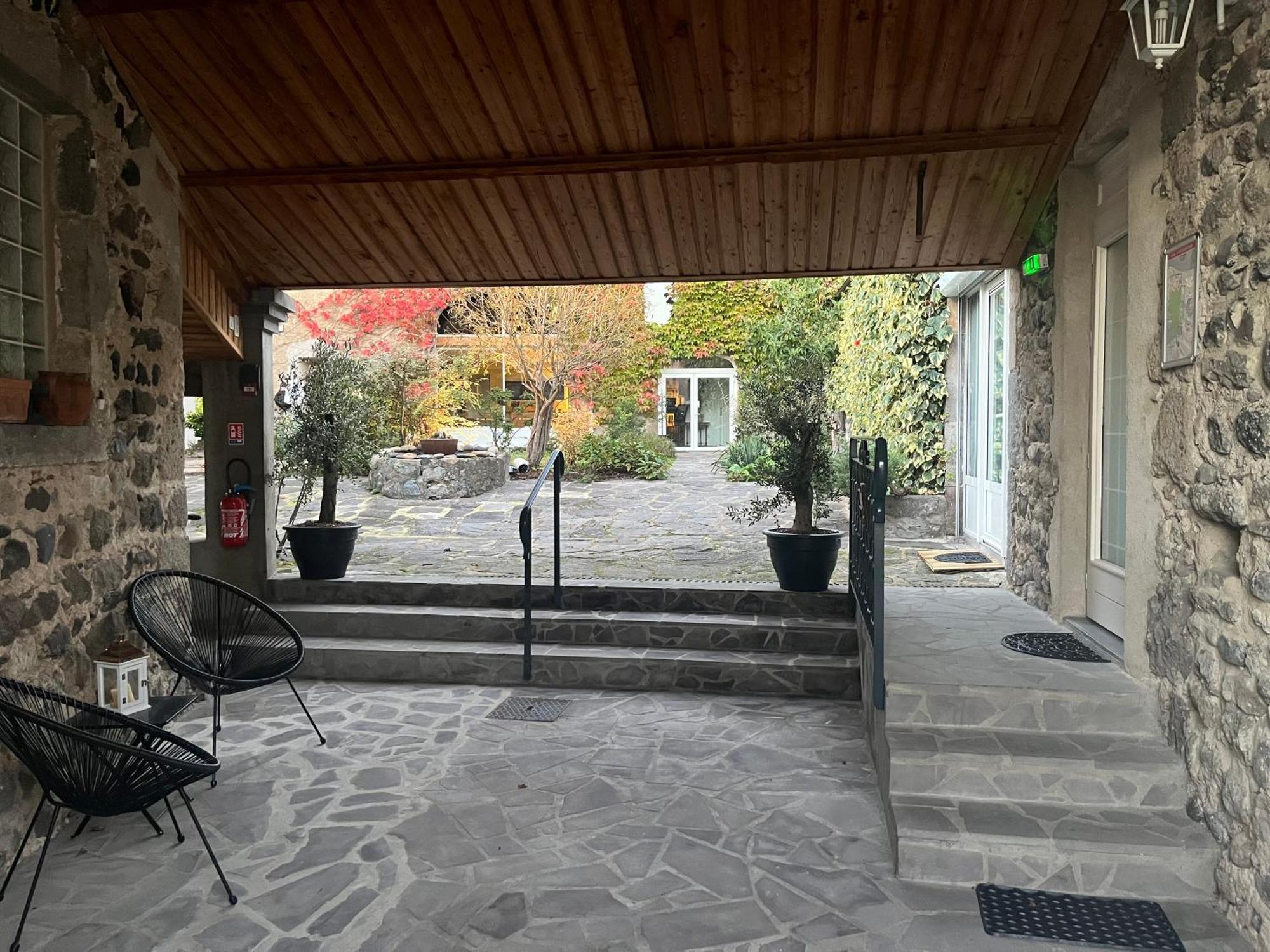 Hotel La Cour Carree à Perrier Extérieur photo